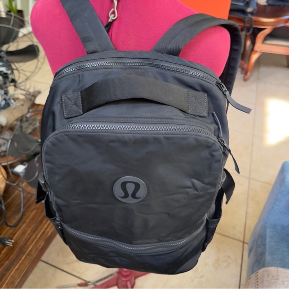 Lululemon Crew Backpack 22L Logo Excellent condition - Picture 3 of 10